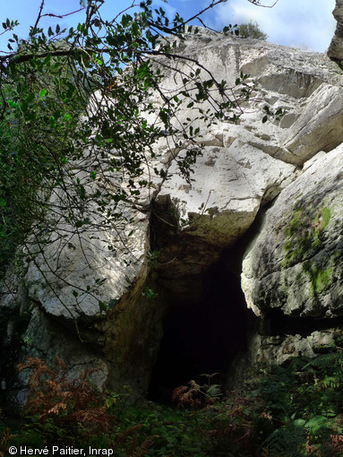Entrée de la grotte de Roc'h Toul à Guiclan dans les Côtes d'Armor, occupée au Paléolithique supérieur final et au Mésolithique.
