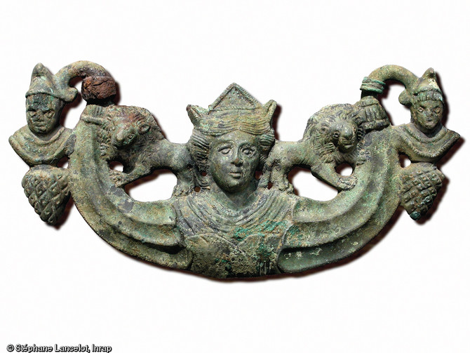 Applique en bronze montrant la déesse Cybèle, protectrice des enfants et des animaux, entourée de deux lions, avec son amant Attis coiffé d'un bonnet phrygien, Famars (Nord), 2008. 