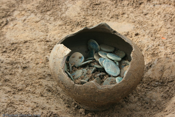 Trésor monétaire composé de 134 pièces de bronze, fin du IIe s. de notre ère, Famars (Nord), 2008.
