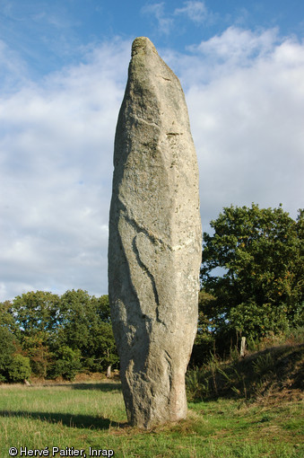 Quintin, dans les cotes d'Armor, le menhir de la roche longue.