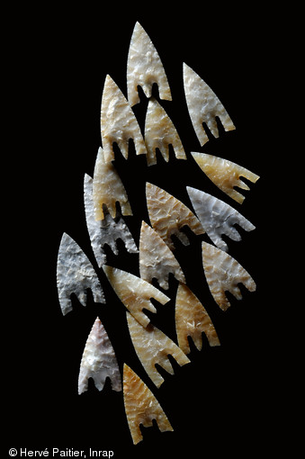 Perros-Guirec dans les côtes d'Armor, ces pointes de flèches en silex découvertes dans un caveau du bronze ancien sont superbes mais fragiles et étaient peu adaptées à la chasse ou la guerre.