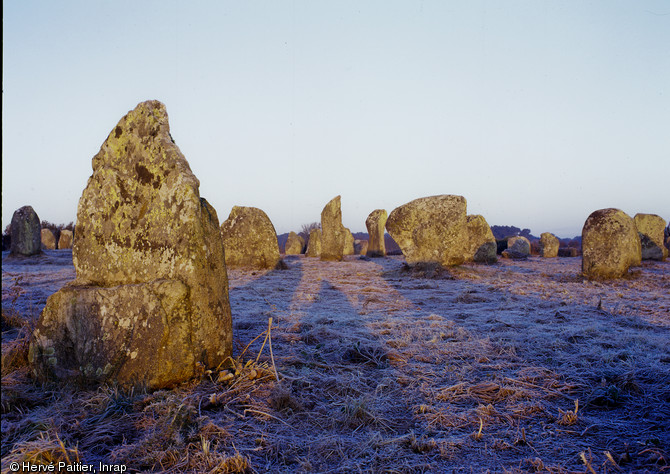 Carnac, dans le Morbihan. Symboliques du mégalithisme péninsulaire, les alignements de Carnac sont aujourd'hui réexaminés sur les bases de nouvelles découvertes et recherches.