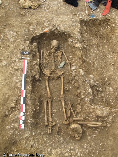 Sépulture avec une plaque-boucle, nécropole mérovingienne de Lagny-sur-Marne (Seine-et-Marne), 2010-2011.  Presque la moitié des sépultures de la nécropole contiennent des éléments de parure (perles, bagues, boucles d'oreilles) et autres accessoires vestimentaires (plaques-boucles, fibules, boucles de ceinture, fermoirs d’aumônière). 