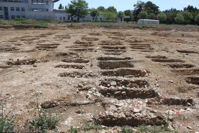 Vue générale de la nécropole mérovingienne de Lagny-sur-Marne (Seine-et-Marne), 2010-2011.  Représentative des grandes nécropoles de cette époque, elle s'organise en rangées qui suivent un axe nord-sud et présente une densité de sépultures très forte. On estime à au moins 500 le nombre total de sépultures sur la nécropole, utilisée entre la fin du Ve s. et la première moitié du VIe s. 