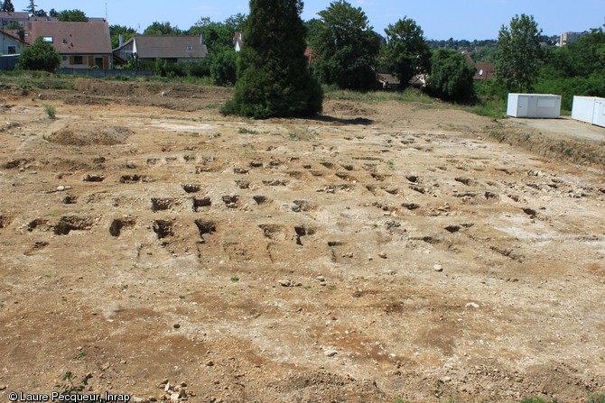 Vue générale de la fouille de la nécropole mérovingienne de Lagny-sur-Marne (Seine-et-Marne), 2010-2011.  L'opération a permis de mettre au jour 275 sépultures des Ve et VIe siècles sur un territoire où les exemples de complexes funéraires de cette époque sont très rares. 