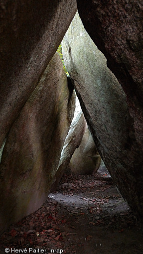 A Lesconil dans le Finistère. Allée couverte à montants arc-boutés. Les sépultures de ce type n'ont pas de dalle de couverture, les orthostates composants le couloir étant inclinés vers l'intérieur et s'appuyant les uns sur les autres formant un double toit.