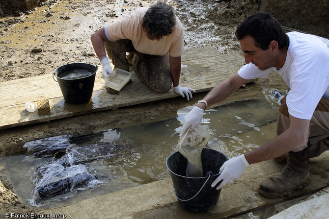 Préparation de la sépulture contenant le cercueil monoxyle mise au jour à Marsan (Gers) en 2008.  Conservé grâce à son environnement humide permanent, le cercueil a été remis en eau après chaque opération (relevé en 3D, photographies). 