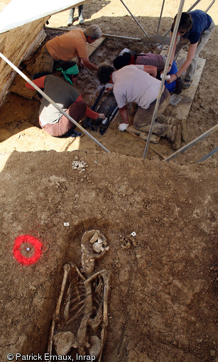 Préparation de la sépulture contenant le cercueil monoxyle, cimetière médiéval de Marsan (Gers), 2008.  La présence d'eau issue de petites sources a favorisé la conservation de la cuve et du couvercle du cercueil. 