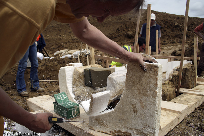 Réalisation du coffrage en polystyrène et en bois en vue du prélèvement du cercueil monoxyle mis au jour sur le cimetière médiéval de Marsan (Gers) en 2008.