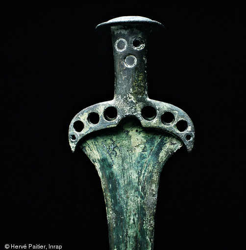 A Plourivo dans les Côtes d'Armor, cette épée du Bronze moyen à été découverte lors de draguage éffectués dans la ria du Trieux.