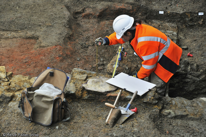 Relevé des premiers niveaux antiques au couvent des Jacobins à Rennes (Ille-et-Vilaine), 2012.  Le couvent des Jacobins est implanté sur un quartier de Condate, la Rennes antique, qui a connu un développement considérable entre le Ier et le IVe siècle de notre ère. 