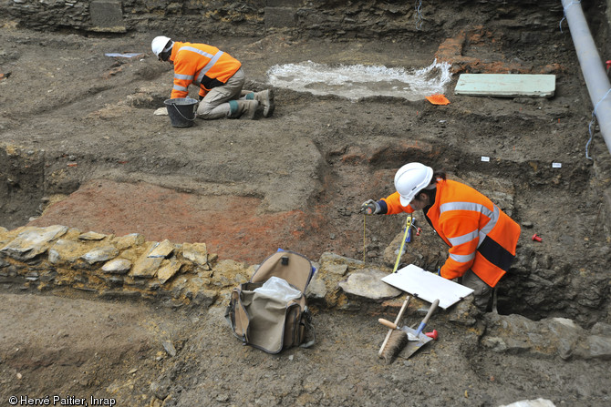 Fouille et relevé des premiers niveaux antiques au couvent des Jacobins à Rennes (Ille-et-Vilaine), 2012.  L’intervention, d’une superficie de 8 000 m2, offre l’opportunité d’étudier un îlot complet de l’agglomération antique, cerné par quatre rues mises en évidence lors de fouilles menées précédemment par l’Inrap dans le centre historique de Rennes.