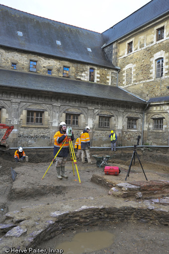 Relevé topographique des niveaux antiques mis au jour sur le site du couvent des Jacobins à Rennes (Ille-et-Vilaine), 2012.