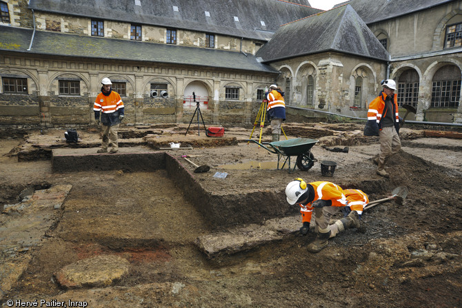 Fouille et relevé des niveaux antiques dans le jardin du cloître du couvent des Jacobins à Rennes (Ille-et-Vilaine), 2012.  L'opération a permis de mettre en évidence de nombreux vestiges gallo-romains qui bordent une chaussée nord-sud (cardo). Les couches archéologiques de cette période s’accumulent ainsi sur 1,40 m d’épaisseur de part et d’autre de la voie principale. 