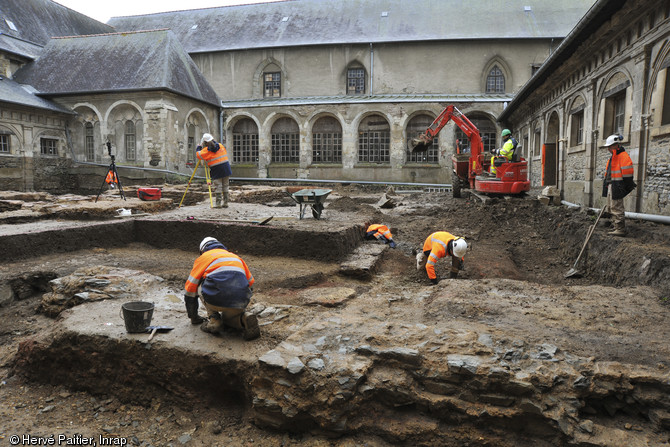 Fouilles des niveaux antiques dans le jardin du cloître du couvent des Jacobins à Rennes (Ille-et-Vilaine), 2012.  Dans les couches plus anciennes, l’accumulation de nombreux foyers sur des sols en terre battue semblent témoigner d’activités artisanales particulièrement dynamiques aux alentours des Ier et IIe s. de notre ère. Ce quartier aurait subi d’importants remaniements, à partir du IIIe s. 