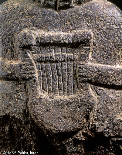 Vue de détail d'une lyre à sept cordes, attribut d'une des sculptures de Paule (Côtes-d'Armor) découverte dans une résidence aristocratique des IIe-Ier s. avant notre ère en 1988.     