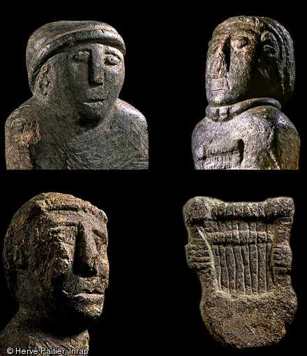 Trois bustes découverts dans une résidence monumentale des IIe et Ier siècles avant notre ère à Paule (Côtes-d'Armor) en 1988. Brûlées lors d'un incendie, ces sculptures sont des effigies d'ancêtres dont on a voulu conserver la mémoire. Le personnage en haut à droite tient une lyre dans ses mains, indiquant qu'il s'agit d'un barde.
