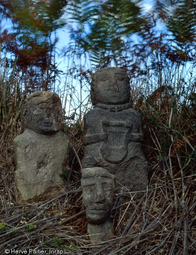 Trois des quatre sculptures en pierre découvertes dans une résidence fortifiée des IIe et Ier s. avant notre ère à Paule (Côtes-d'Armor) entre 1988 et 1997. Cet ensemble de sculptures a été réalisé dans le même matériau, de la métahornblendite, extrait à quelques 60 km de la forteresse.