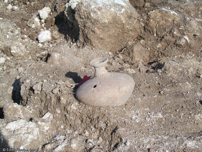 Cruche déposée dans une fosse creusée dans le talus d'un enclos carré interprété comme un espace à vocation funéraire, Ier s. de notre ère,  Épieds-en-Beauce (Loiret), 2010.  De nombreux éléments de vaisselle ainsi que des ossements humains et animaux ont été mis au jour au sein de l'enclos. 