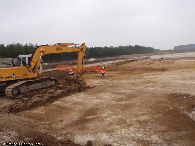 Décapage mécanique à l'emplacement de la future zone d'activité artisanale d'Epieds-en-Beauce (Loiret), 2010.  L'importance de la superficie fouillée (3 ha) a permis de mettre en évidence des occupations rurales gauloises des Ve et IVe s. avant notre ère, ainsi qu'un espace à vocation funéraire d'époque romaine.