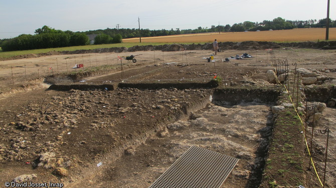 Enclos en cours de fouille, Épieds-en-Beauce (Loiret), 2010.  Seuls les piquets externes du carroyage sont maintenus afin de faciliter la fouille. Les ficelles sont à nouveau tendues chaque fois que cela est nécessaire. 