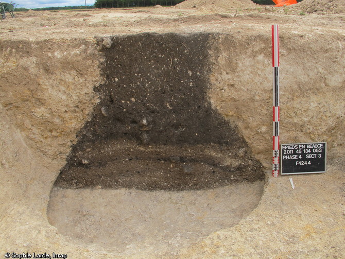 Coupe effectuée dans un silo de la première moitié du IIIe s. avant notre ère, Épieds-en-Beauce (Loiret), 2011.  