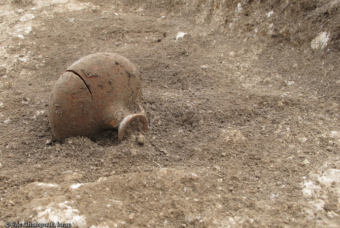 Cruche complète mise au jour dans une fosse située dans un enclos funéraire du Ier s. de notre ère, Épieds-en-Beauce (Loiret), 2010.