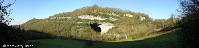 Vue panoramique du porche de l'entrée amont de la grotte du Mas d'Azil (Ariège), 2012.