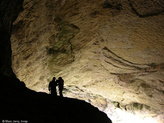Exploration le long de la rive droite de l'Arize dans la grotte du Mas d'Azil, 2012.  La visite de la grotte permet de découvrir les cavités de la rive droite de l’Arize. Débouchant au milieu de la grotte, ce réseau souterrain est une succession complexe de salles, de galeries, profondes et obscures. 