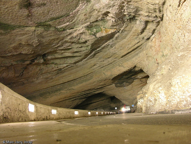 La route départementale 119 à l'intérieur de la grotte. L'Arize coule à sa gauche. A l'arrière-plan, à droite du camion, est creusée une tranchée qui correspond au départ des cavités profondes où sera construit le bâtiment d'accueil. Grotte du Mas d'Azil (Ariège), 2012.