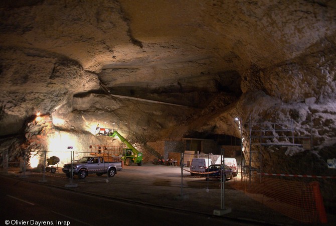 Vue du secteur où sera construit le bâtiment d'accueil de la grotte du Mas d'Azile (Ariège), 2012.  Le diagnostic archéologique a surtout concerné la paroi de gauche. 