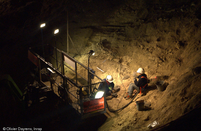 Nettoyage des couches archéologiques supérieures, grotte du Mas d'Azil (Ariège), 2012.  Ce diagnostic, réalisé à l’emplacement du futur bâtiment d’accueil, a permis de mettre au jour une importante stratigraphie de plusieurs mètres de haut. 