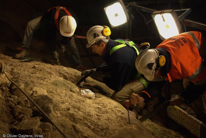 Fouille superficielle des couches archéologiques supérieures, grotte du Mas d'Azil (Ariège), 2012.  Dans ces niveaux, une occupation magdalénienne (vers 15 000 avant notre ère) a été mise en évidence. 