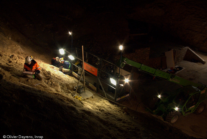 Fouille superficielle des couches archéologiques supérieures. Au premier plan à gauche, le relevé stratigraphique des niveaux fluviatiles supérieurs. Grotte du Mas d'Azil (Ariège), 2012.  Les niveaux fluviatiles correspondent à des épisodes de crues, de très grande ampleur, qui n'avaient jamais été perçues au Mas d'Azil. Elles sont importantes pour l'histoire des cavités pyrénéennes. 