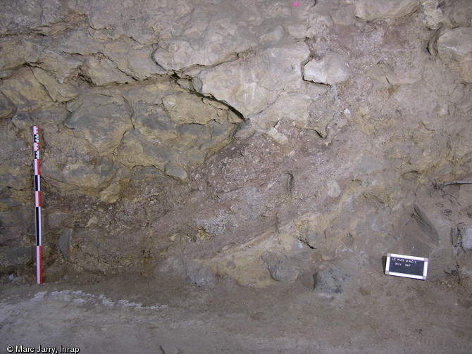 Vue après nettoyage des placages stratigraphiques inférieurs : la couleur rose est due à l'abondance d'ocre des niveaux anthropiques. Grotte du Mas d'Azil (Ariège), 2012.
