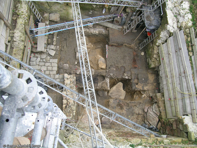 Vue générale du site avec les étais de maintien des terres et maçonneries, Mont-Saint-Michel (Manche), 2007.  Il s'agit du premier atelier de fabrication d'enseignes de pèlerinage reconnu en France. 