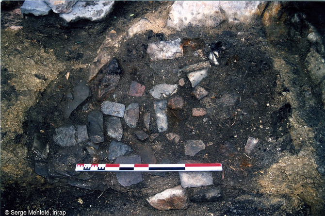 Fosse datée par un lot de monnaies de la fin du XIVe s. et du début du XVe s. contenant des fragments de moules, Mont-Saint-Michel (Manche), 2007.