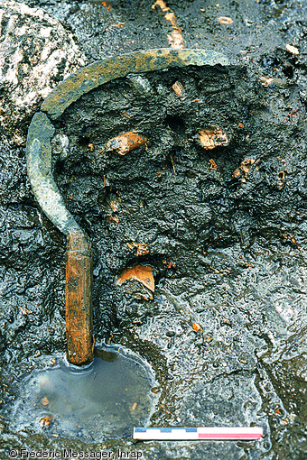 Faucille complète in situ, seconde moitié du XIe s., Pineuilh (Gironde), 2002-2003.  Photo publiée dans l'ouvrage Archéologie médiévale en France - Le premier Moyen Âge, Isabelle Catteddu, coll. Archéologies de la France. 