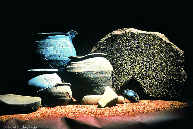 Fragment de meule en granit et vases des VIIIe-IXe s., Montours (Ille-et-Vilaine), 1995-1996.  Sur l'ensemble de la commune de Montours, ce sont trois zones d'habitat qui ont été repérées, laissant entrevoir une gestion organisée et dynamique des terroirs.  Photo publiée dans l'ouvrage Archéologie médiévale en France - Le premier Moyen Âge, Isabelle Catteddu, coll. Archéologies de la France. 