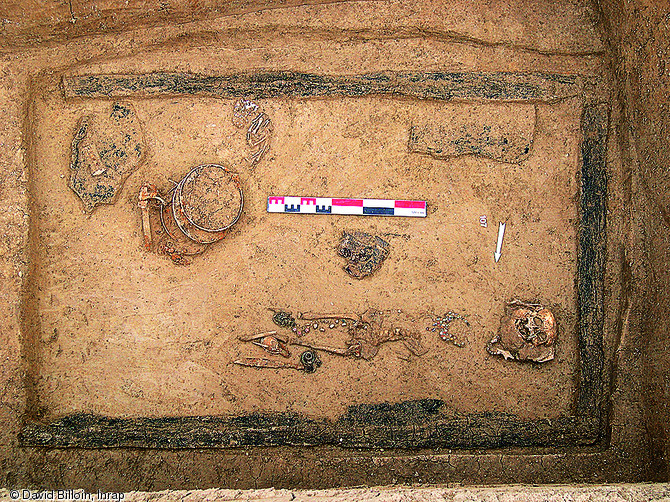 Inhumation d'une jeune adolescente dans une chambre funéraire sous un tumulus, VIe-VIIe s., Hégenheim (Haut-Rhin), 2004.  Les dimensions de la tombe, la richesse du mobilier funéraire et les offrandes alimentaires sont des marques d'un statut social élevé.   Photo publiée dans l'ouvrage Archéologie médiévale en France - Le premier Moyen Âge, Isabelle Catteddu, coll. Archéologies de la France. 