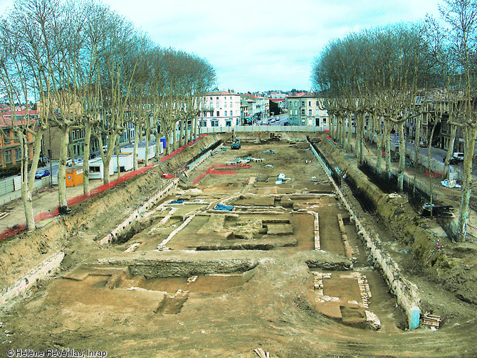 Vue générale de la fouille menée place Gambetta à Carcassonne (Aude) en 2007.  L'opération a mis au jour une partie des bâtiments monastiques de l'ancien couvent des Franciscains, détruit pendant les guerres de Religion, ainsi que de nombreuses sépultures de paroissiens.   Photo publiée dans l'ouvrage Archéologie médiévale en France - Le second Moyen Âge, Joëlle Burnouf, coll. Archéologies de la France. 