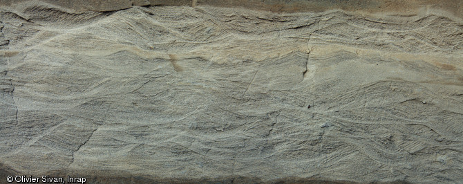 Sédiments fossilisés formant des entrelacs dans des chenaux du Rhône, résultats d'anciens courants du fleuve lorsqu'il était à cet endroit plus large et moins profond, Arles (Bouches-du-Rhône), 2011.   Photo publiée dans l'ouvrage La France racontée par les archéologues, par C. Marcigny et D. Bétard, coédition Gallimard - Inrap.