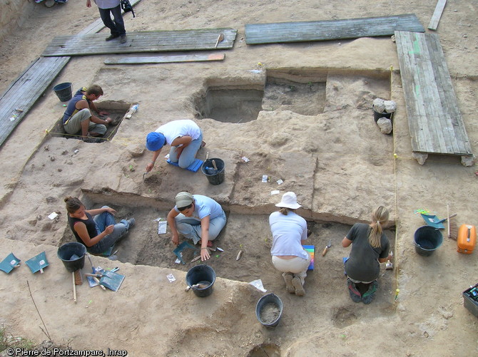 Fouille fine d'un site de boucherie du Paléolithique moyen à Caours (Somme), 2005-2007.La zone fouillée est divisée en carrés. Chaque carré est décapé à la main et fait l'objet d'un relevé.  