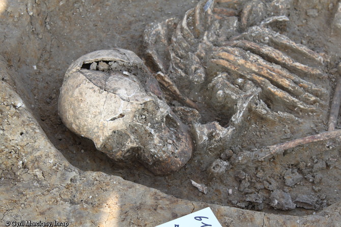 Inhumation en pleine terre du Ve millénaire avant notre ère, Alizay (Eure), 2009.  Photo publiée dans l'ouvrage La France racontée par les archéologues, par C. Marcigny et D. Bétard, coédition Gallimard - Inrap.