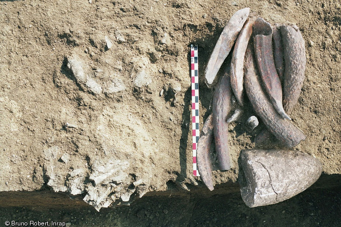 Restes d'au moins deux individus incinérés à la fin du Mésolithique, vers 5400 avant notre ère, Concevreux (Aisne), 2006.Un dépôt d'outils accompagne la sépulture : canines de sanglier, bois de cerf et cône en craie.   Photo publiée dans l'ouvrage La France racontée par les archéologues, par C. Marcigny et D. Bétard, coédition Gallimard - Inrap.