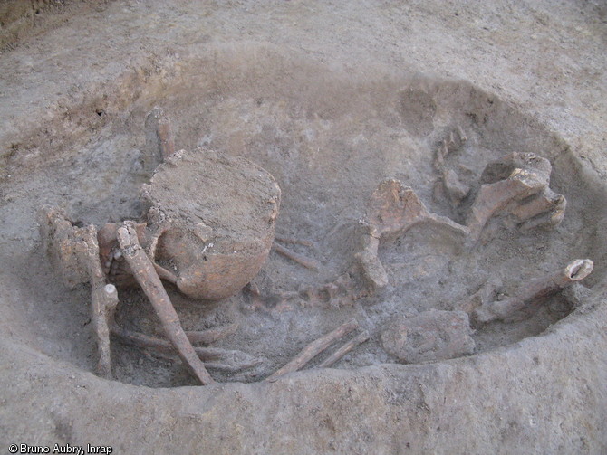 Sépulture d'un individu inhumé en position assise, 8000 avant notre ère, Igoville (Eure), 2009.  Photo publiée dans l'ouvrage La France racontée par les archéologues, par C. Marcigny et D. Bétard, coédition Gallimard - Inrap.