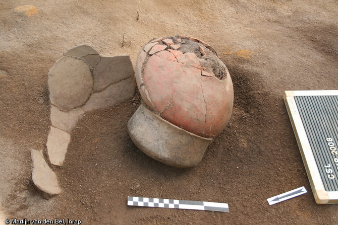 Dépôt de céramiques néolithiques à pâtes fines et engobe rouge imbriquées les unes dans les autres, entre 300 avant et 400 après notre ère, Saint-Laurent-du-Maroni (Guyane), 2008.   Photo publiée dans l'ouvrage La France racontée par les archéologues, par C. Marcigny et D. Bétard, coédition Gallimard - Inrap.