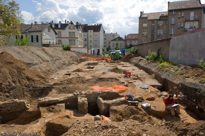 Vue générale du chantier avec au premier plan les vestiges d’une maison médiévale, Metz (Moselle), 2012.  Les fouilles menées rue Mazarin ont livré les vestiges inattendus d'un faubourg médiéval dont la destruction serait liée au siège de Metz par les troupes de Charles Quint. 