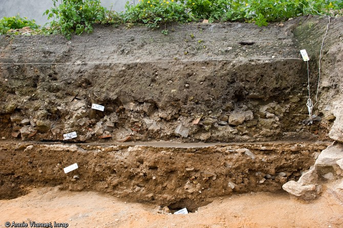 Stratigraphie d’une maison avec un niveau de sol en terrazzo, Metz (Moselle), 2012.  Les fouilles menées rue Mazarin ont délivré les vestiges inattendus d'un faubourg médiéval dont la destruction serait liée au siège de Metz par les troupes de Charles Quint. 