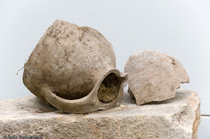 Cruche à une anse découverte dans le remplissage d’une latrine d’une maison médiévale, Metz (Moselle), 2012.  Les fouilles menées rue Mazarin ont délivré les vestiges inattendus d'un faubourg médiéval dont la destruction serait liée au siège de Metz par les troupes de Charles Quint. 